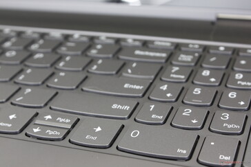 El teclado numérico y las teclas de flecha son más pequeñas y estrechas que las teclas QWERTY principales