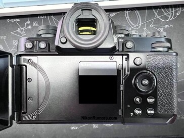 La pantalla trasera de la Nikon Zf parece ser totalmente articulada. (Fuente de la imagen: Nikon Rumors)