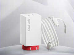 Los dos nuevos cargadores se lanzarán junto con el Ace 6 Ultra. En la imagen: el cargador GaN de 120W con el cable incluido.