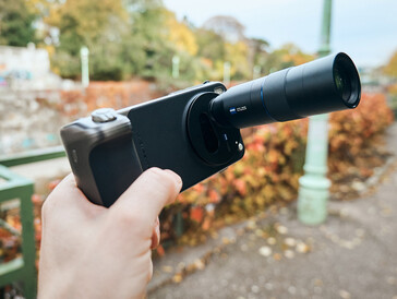 La X300 Pro con el teleconvertidor montado (fuente de la imagen: Alex Wätzel)