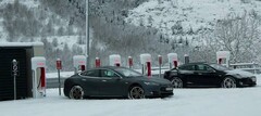Los Teslas suelen quedar inmovilizados en condiciones de frío extremo, ya que no se cargan hasta que se calientan las baterías. (Fuente de la imagen: Forbes)