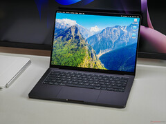 El MacBook Pro M5 sobre un escritorio.