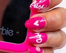 El teléfono plegable Barbie de HMD presenta la marca Barbie en letra grande y el clásico borde del dispositivo "rosa Barbie". (Fuente de la imagen: HMD vía X/Twitter)