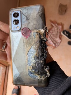 El OnePlus Nord 2 destruido en cuestión. (Imagen: @suhitrulz/Twitter)