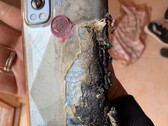 El OnePlus Nord 2 destruido en cuestión. (Imagen: @suhitrulz/Twitter)