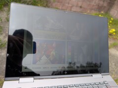 Al aire libre bajo un nublado brillante