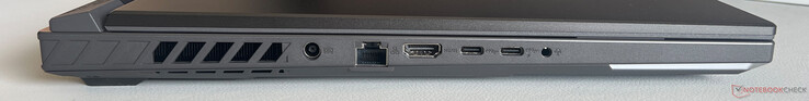 Izquierda: fuente de alimentación, Gigabit-Ethernet, HDMI 2.1 FRL, USB-C 4.0 (40 GBit/s, DisplayPort 2.1), USB-C 4.0 (40 GBit/s, DisplayPort 2.1, Power Delivery), toma de audio de 3,5 mm)