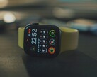 Un Apple Watch SE sobre una mesa (Fuente de la imagen: Onur Binay vía Unsplash; recortado)