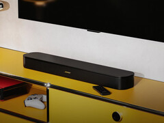 El TV Speaker 2.ª generación sale al mercado con un tweeter central. En la imagen: la barra de sonido colocada debajo de un televisor.