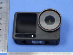 En la imagen: La rumoreada próxima DJI Action 6, con un diseño de lente estriada en comparación con la lente lisa de la Action 5 Pro (Fuente de la imagen: FCC)