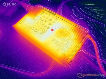 El adaptador de CA puede alcanzar más de 40 C cuando se ejecutan cargas exigentes como juegos