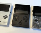 El primer prototipo de la Game Bub de la izquierda aún tenía tres botones (Fuente de la imagen: Eli Lipsitz)