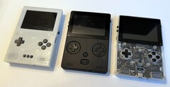 El primer prototipo de la Game Bub de la izquierda aún tenía tres botones (Fuente de la imagen: Eli Lipsitz)