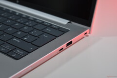 La parte derecha del HP EliteBook 8 G1a 14 (fuente de la imagen: Benjamin Herzig)