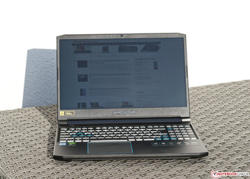 Uso del Acer Predator Helios 300 PH315 al aire libre bajo el sol