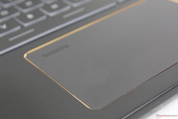 La superficie del clickpad es lisa y sin textura, en contraste con la cubierta del teclado, ligeramente rugosa