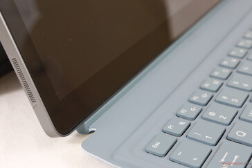 La base del teclado no se puede inclinar ni inclinar, a diferencia del Surface Pro, que tiene imanes adicionales