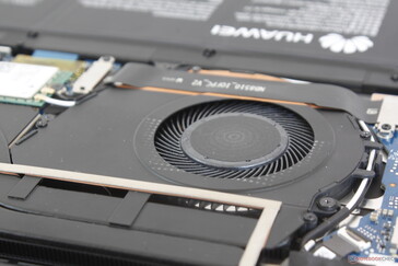 Ventilador de ~50 mm más grande comparado con el ventilador de ~30 mm más pequeño en el MateBook X Pro