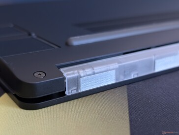 El borde del marco de plástico transparente de la pantalla queda perfectamente alineado con el borde de la tapa de aluminio.