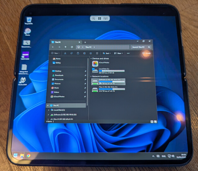 Los plegables definitivamente tienen ventaja cuando se trabaja con Escritorio Remoto, VNC y otras herramientas de administración remota. Pero sigue habiendo compromisos (Fuente de la imagen: Notebookcheck)