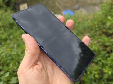 Reseña del Samsung Galaxy Z Flip7. (Fuente de la imagen: Marcus Herbrich)