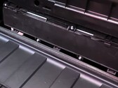 El filtro HEPA de Cybertruck sólo tarda un minuto en sustituirse (imagen: Munro Live/YT)