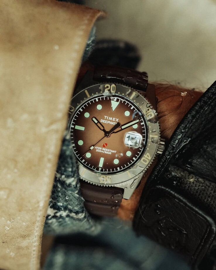 Reloj de buceo Huckberry x Timex Deepwater Reef 200 con esfera marrón, caja de acero inoxidable, bisel negro y correa marrón a juego.