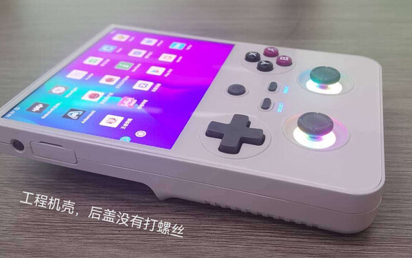 Un supuesto vistazo a una muestra de ingeniería de Anbernic RG477V. (Fuente de la imagen: Maxzhou88)