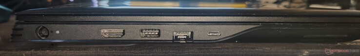 Izquierda: Adaptador de CA, USB 3.1 Gen1 Tipo-A, Gigabit RJ-45, USB 3.1 Gen2 Tipo-C con DisplayPort-out