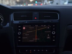 Salpicadero de un coche con un mapa de navegación en la pantalla del sistema de infoentretenimiento