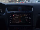 Salpicadero de un coche con un mapa de navegación en la pantalla del sistema de infoentretenimiento
