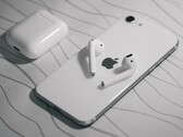 No esperes que un nuevo iPhone SE llegue a principios del año que viene, según Ming-Chi Kuo. (Fuente de la imagen: AB)