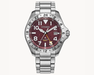 El Citizen Promaster Land GMT BJ7150-50W, fotografiado sobre un fondo blanco roto texturizado. (Fuente de la imagen: Citizen US)