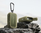 La batería externa INIU Outdoor Rugged 10000 incluye una linterna blanca/roja integrada, una rosca para trípode y un clip.