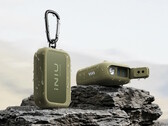La batería externa INIU Outdoor Rugged 10000 incluye una linterna blanca/roja integrada, una rosca para trípode y un clip.