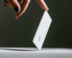 La tarjeta de seguimiento Nomad Tracking Card Pro puede localizarse igual que una AirTag (Fuente de la imagen: Nomad)