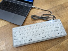 El Lofree 1% es un teclado semitransparente con interruptores MX &quot;Medusa&quot; envueltos en una cubierta de policarbonato