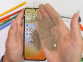 Los plegables de Samsung siempre han luchado contra la suciedad y los residuos que quedan atrapados en la pantalla y la bisagra. (Fuente de la imagen: JerryRigEverything)