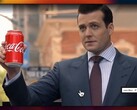 Gabriel Macht como Harvey Specter sosteniendo una lata de Coca-Cola en una escena utilizada para demostrar la colocación de productos generada por IA de Halftime (Fuente de la imagen: @xai vía X, antes Twitter)