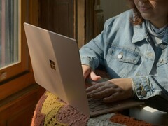 Fuente de la imagen: Persona utilizando un portátil Microsoft Surface junto a una ventana (Fuente de la imagen: Surface en Unsplash)
