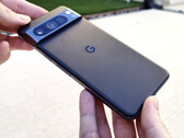 El Pixel 8 Pro sobrevive admirablemente a las pruebas de caídas y arañazos. (Fuente de la imagen: PBKreviews)
