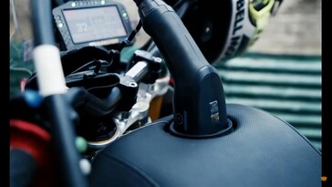 El gigantesco asiento oculta hábilmente el puerto de carga y los herrajes donde estaría el depósito, a la vez que proporciona un lugar cómodo para sentarse. (Fuente de la imagen: Royal Enfield en YouTube)