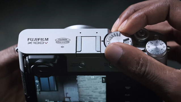 Los diales de control de la parte superior proporcionan un acceso rápido a la velocidad de obturación, el ISO y la compensación de la exposición. (Fuente de la imagen: Fujifilm)