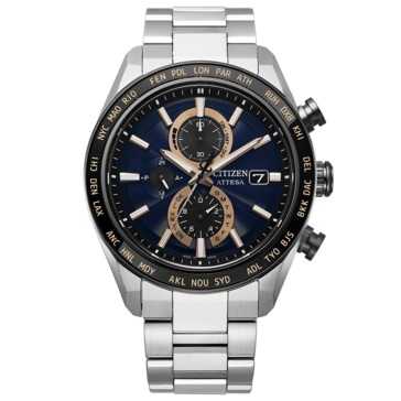Cronógrafo Citizen Attesa con esfera azul marino oscuro, detalles en color oro rosa, bisel negro de hora mundial y brazalete de Super Titanium