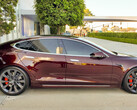 Elon Musk da a conocer por fin los nuevos colores de Tesla, un complejo rojo de 13 capas y un plata "líquido" de 8 capas