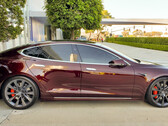 Elon Musk da a conocer por fin los nuevos colores de Tesla, un complejo rojo de 13 capas y un plata "líquido" de 8 capas