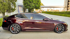 Supuesto prototipo de color Deep Crimson de Tesla (imagen: Ryan McCaffrey)