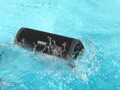 El altavoz portátil Bluetooth EarFun UBOOM L es resistente al agua, con una clasificación IP67. (Fuente de la imagen: EarFun)