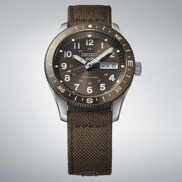 Reloj de campaña automático Seiko 5 Sports HDB009 con esfera marrón, bisel con brújula y correa de nailon marrón.