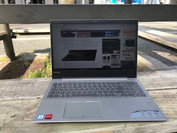 Uso de IdeaPad 720 al aire libre bajo el sol.